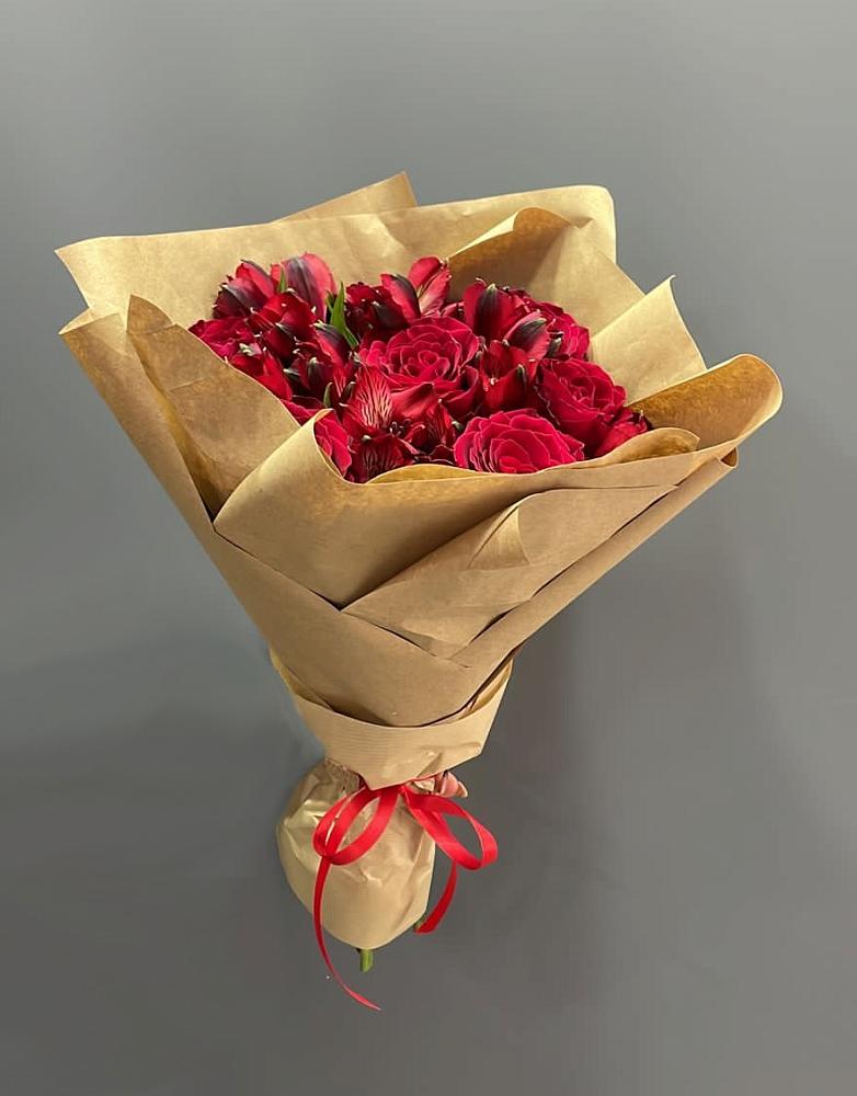 Букет цветов из: Альстромерии и Розы в Приобье