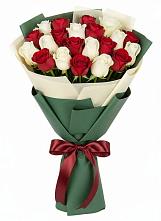 Букет Микс из красных и белых роз в Приобье