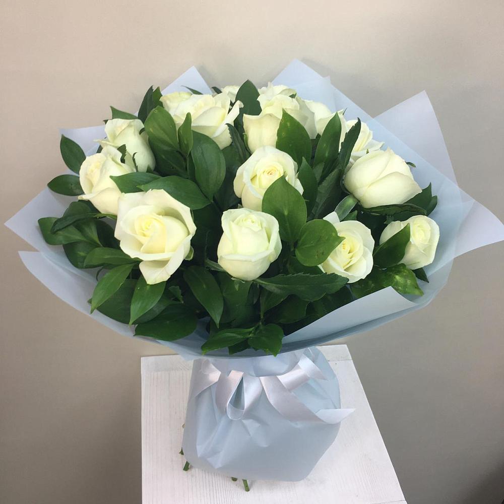 Букет 15 Белых роз Проуд в Приобье