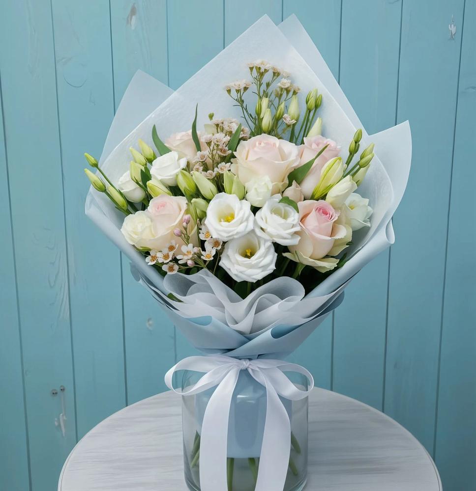 Букет цветов из: Розы и Лизиантусы в Приобье