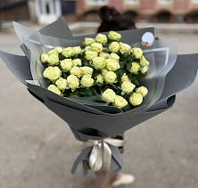 Букет Белые кустовые розы Солинеро в Приобье