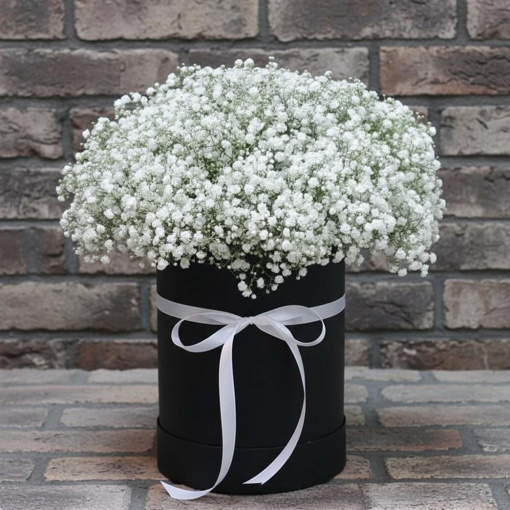 Цветочная композиция из Гипсофила в шляпной коробке в Приобье