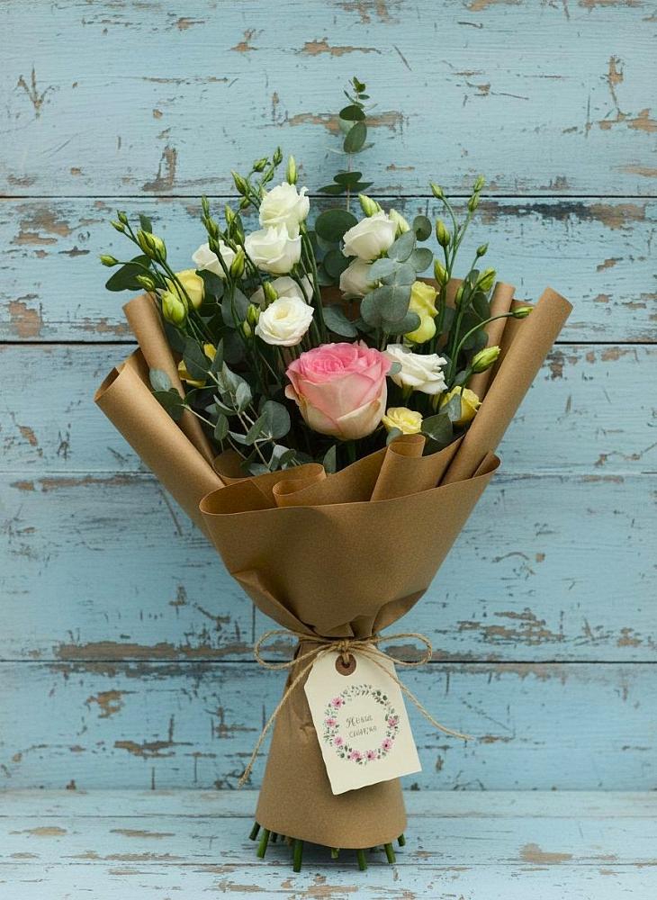 Букет цветов из: Розы и Лизиантусы в Приобье