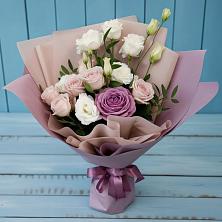 Букет цветов из:  Розы и Лизиантусы в Приобье