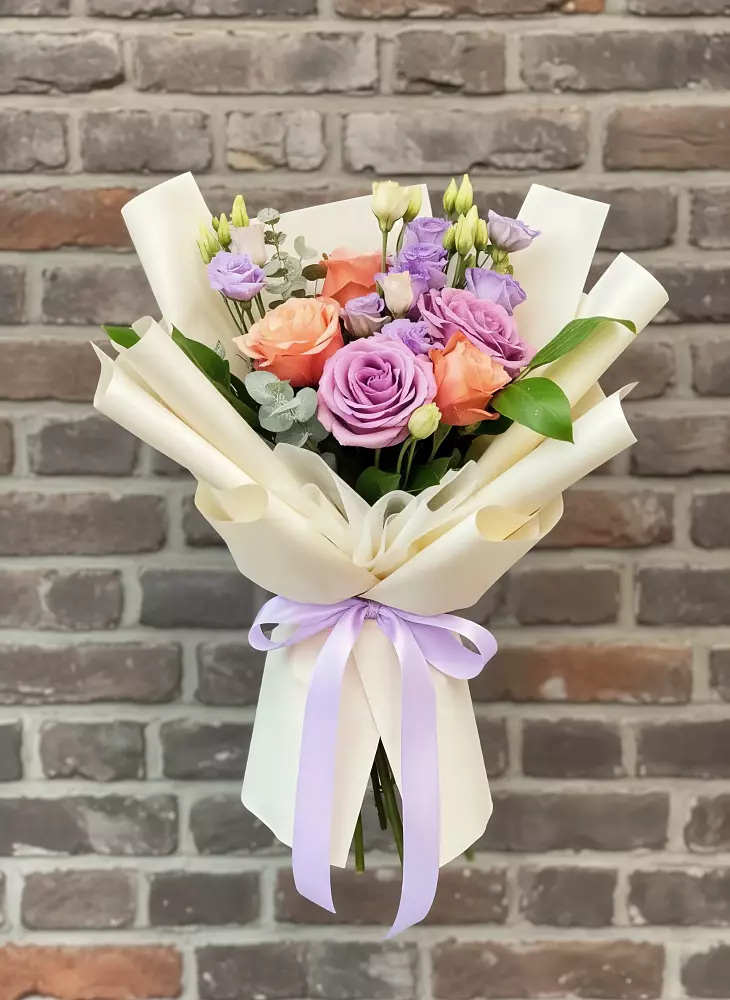 Букет цветов из: Лизиантусы и Розы в Приобье