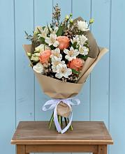 Букет цветов из:  Альстромерии, Лизиантусы, Розы и Хризантемы в Приобье