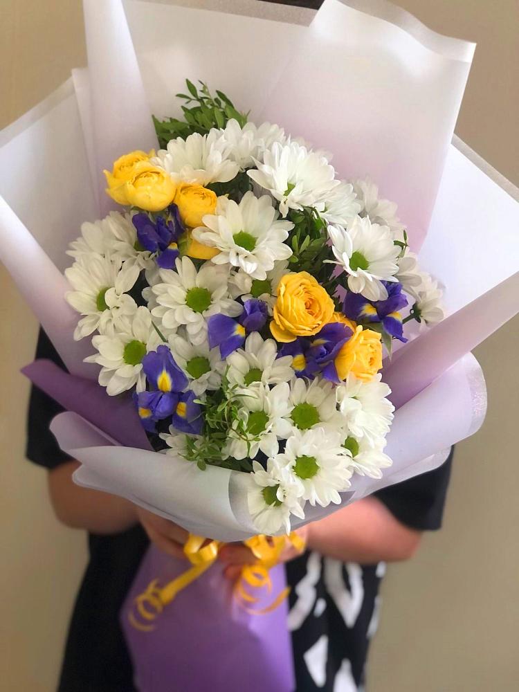 Букет цветов из: Ирисы, Хризантемы и Розы в Приобье