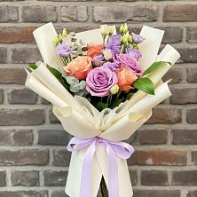 Букет цветов из:  Лизиантусы и Розы в Приобье