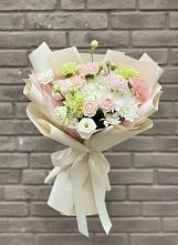 Букет цветов из:  Гвоздики, Розы, Лизиантусы и Хризантемы в Приобье