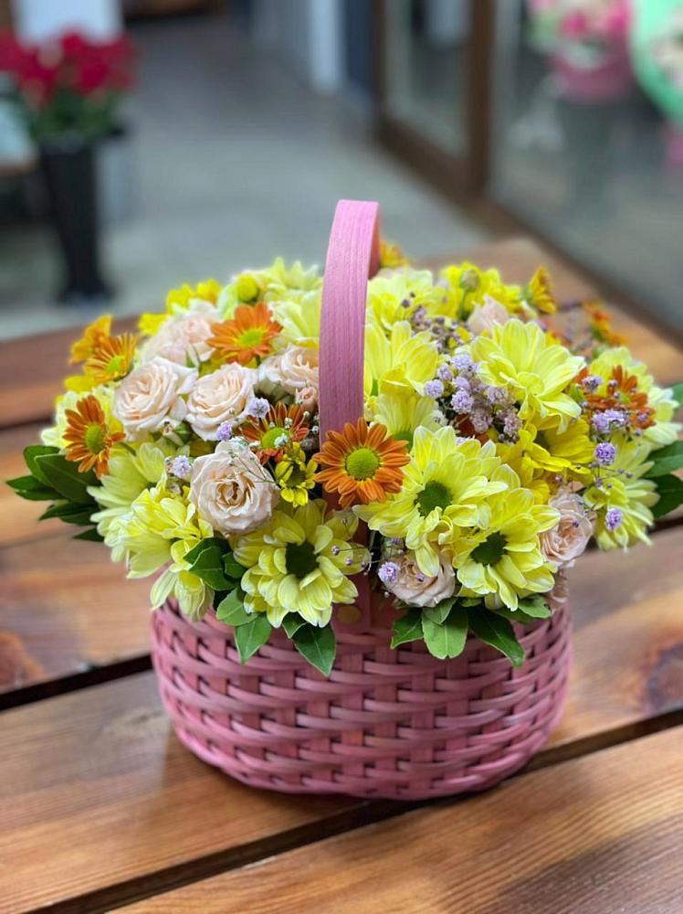 Цветочная композиция из Хризантемы и Розы в корзине в Приобье