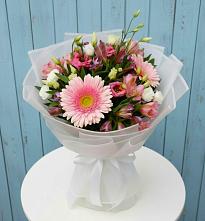 Букет цветов из:  Герберы, Альстромерии и Лизиантусы в Приобье
