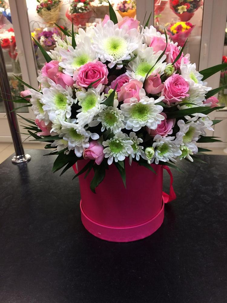 Цветочная композиция из Розы и Хризантемы в шляпной коробке в Приобье