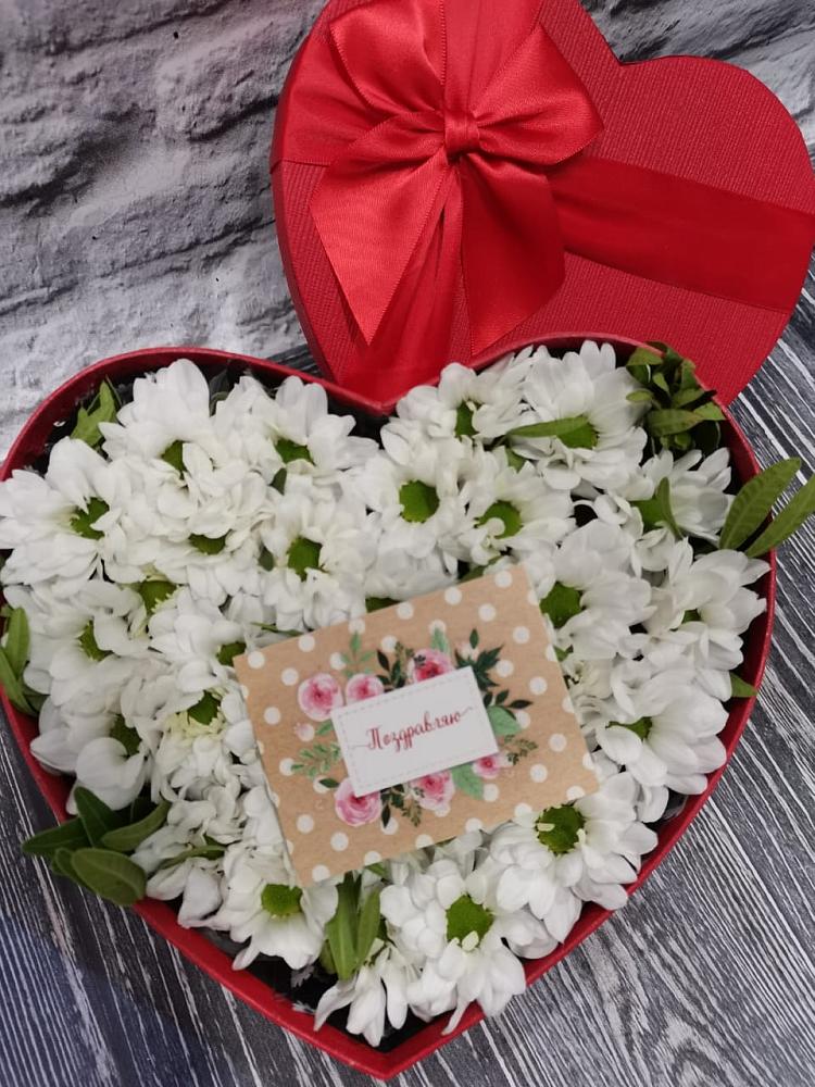 Цветочная композиция из Хризантемы в виде сердца в Приобье