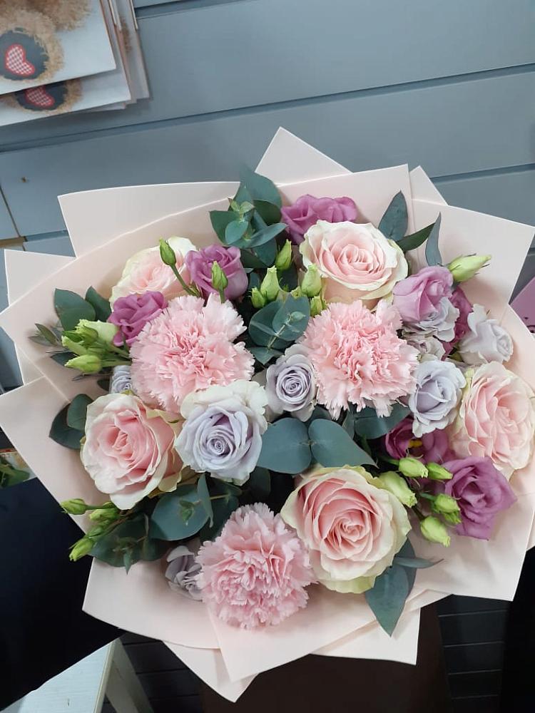 Букет цветов из: Розы, Гвоздики и Лизиантусы в Приобье