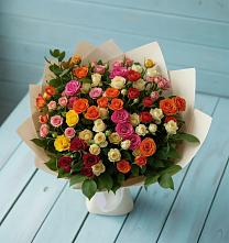 Букет Микс из разноцветных кустовых роз в Приобье