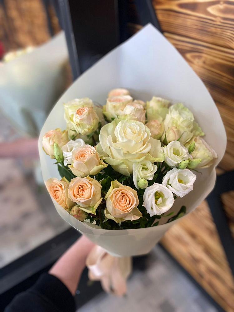 Букет цветов из: Розы и Лизиантусы в Приобье